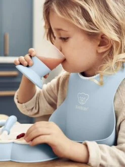 Bavoir Avec Récupérateur BABYBJORN Rose Pastel - Baby Bjorn -Magasin De Produits Pour Bébés bavoir avec recuperateur babybjorn 2