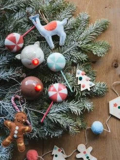 Les 4 Décorations Candy à Suspendre Rouge - Vertbaudet 11 Les 4 Décorations Candy à Suspendre Rouge - Vertbaudet -Magasin De Produits Pour Bébés les 4 decorations candy a suspendre 3