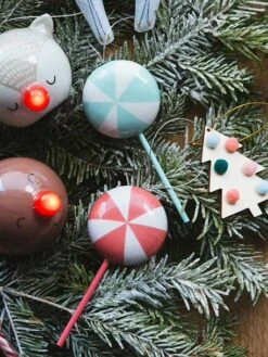 Les 4 Décorations Candy à Suspendre Rouge - Vertbaudet 12 Les 4 Décorations Candy à Suspendre Rouge - Vertbaudet -Magasin De Produits Pour Bébés les 4 decorations candy a suspendre 4