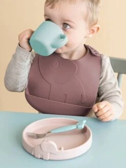 Lot De 2 Bavoirs Avec Récupérateur DONE BY DEER Peekaboo Eléphant En Silicone Vert Clair + Vert Foncé - Done By Deer -Magasin De Produits Pour Bébés lot de 2 bavoirs avec recuperateur done by deer peekaboo elephant en silicone 3