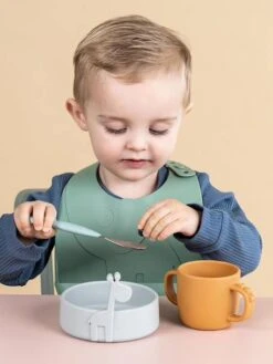 Lot De 2 Bavoirs Avec Récupérateur DONE BY DEER Peekaboo Eléphant En Silicone Vert Clair + Vert Foncé - Done By Deer -Magasin De Produits Pour Bébés lot de 2 bavoirs avec recuperateur done by deer peekaboo elephant en silicone 5