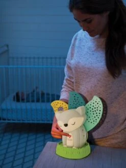 Veilleuse Projecteur Musical Renard 2 En 1 - INFANTINO Multicolore - Infantino -Magasin De Produits Pour Bébés veilleuse projecteur musical renard 2 en 1 infantino 3